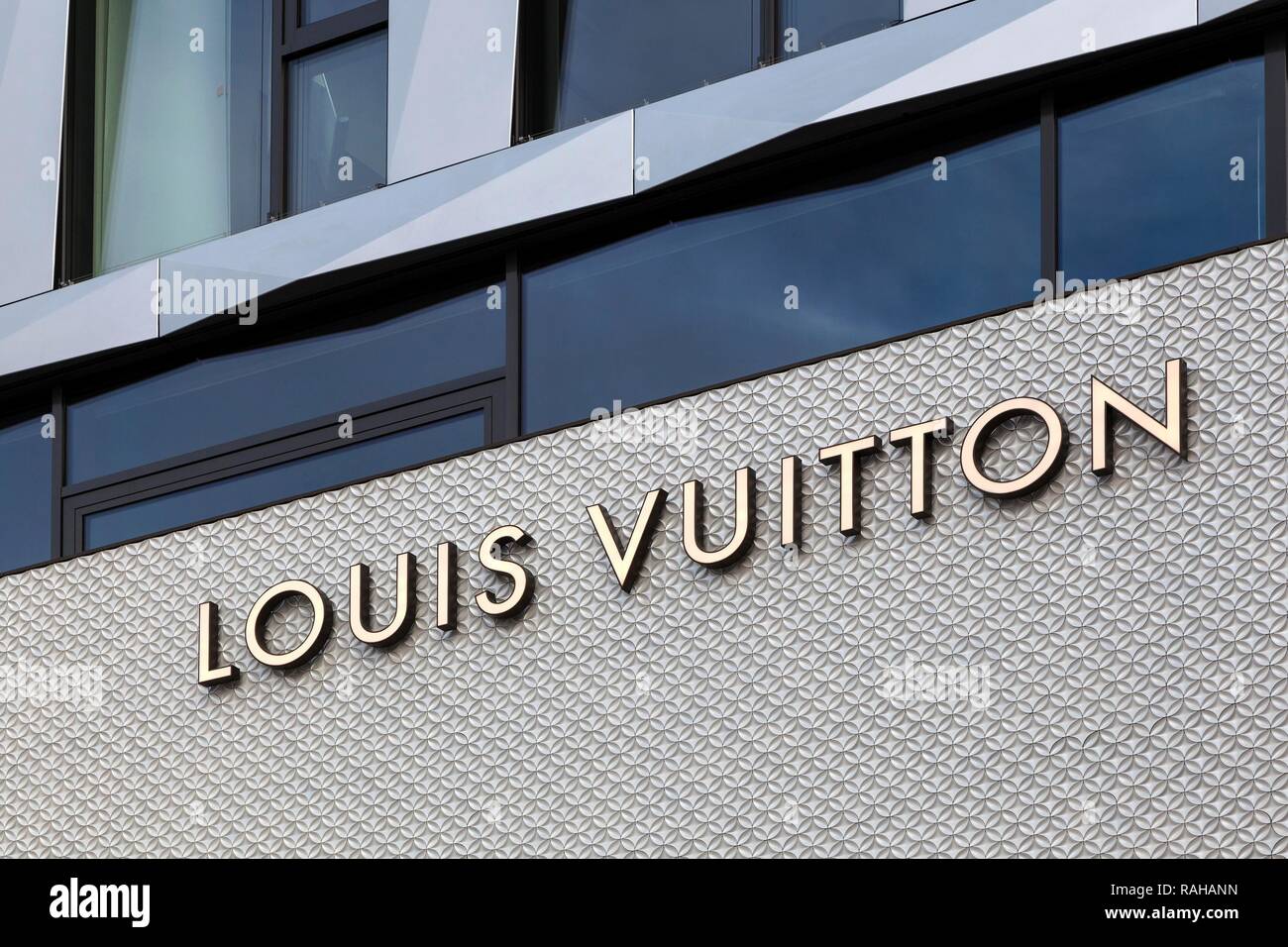 Writing on house facade, fashion shop Louis Vuitton, Dorotheen Quartier,  DOQU, architect Behnisch, Stuttgart, Baden-Württemberg Stock Photo - Alamy