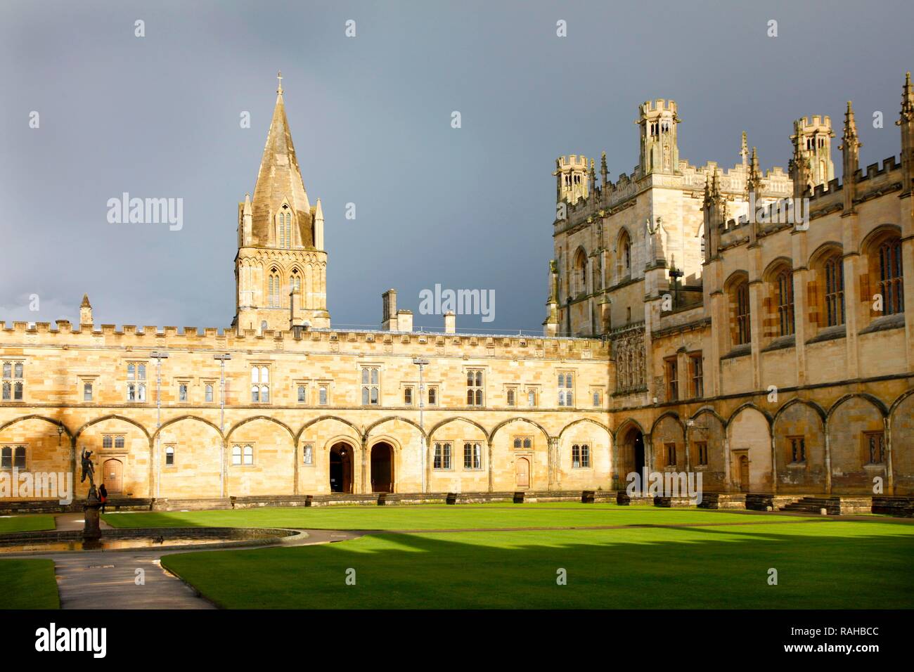 Tom Quad Square, Cathedral and Great Hall, Christ Church College, one of 39 colleges, all of which are independent and together Stock Photo