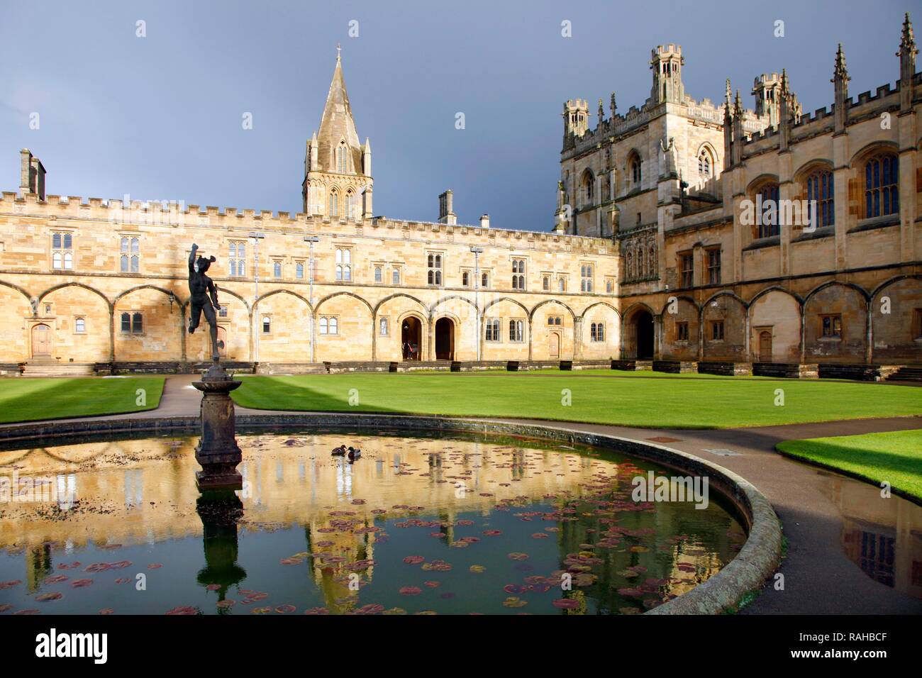 Tom Quad Square, Cathedral, Great Hall and Mercury Fountain, Christ Church College, one of 39 colleges, all of which are Stock Photo