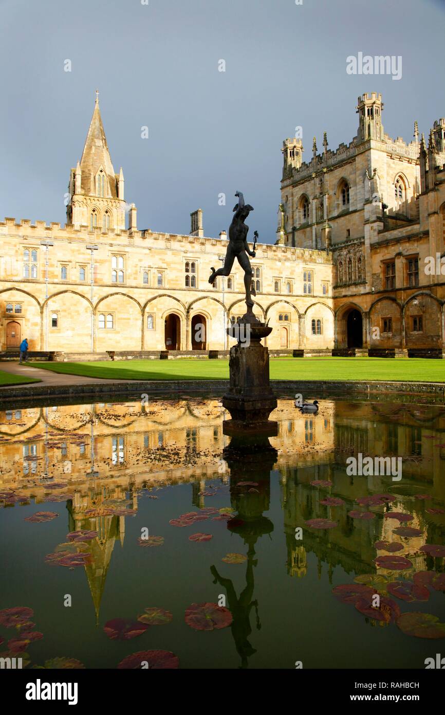 Tom Quad Square, Cathedral, Great Hall and Mercury Fountain, Christ Church College, one of 39 colleges, all of which are Stock Photo