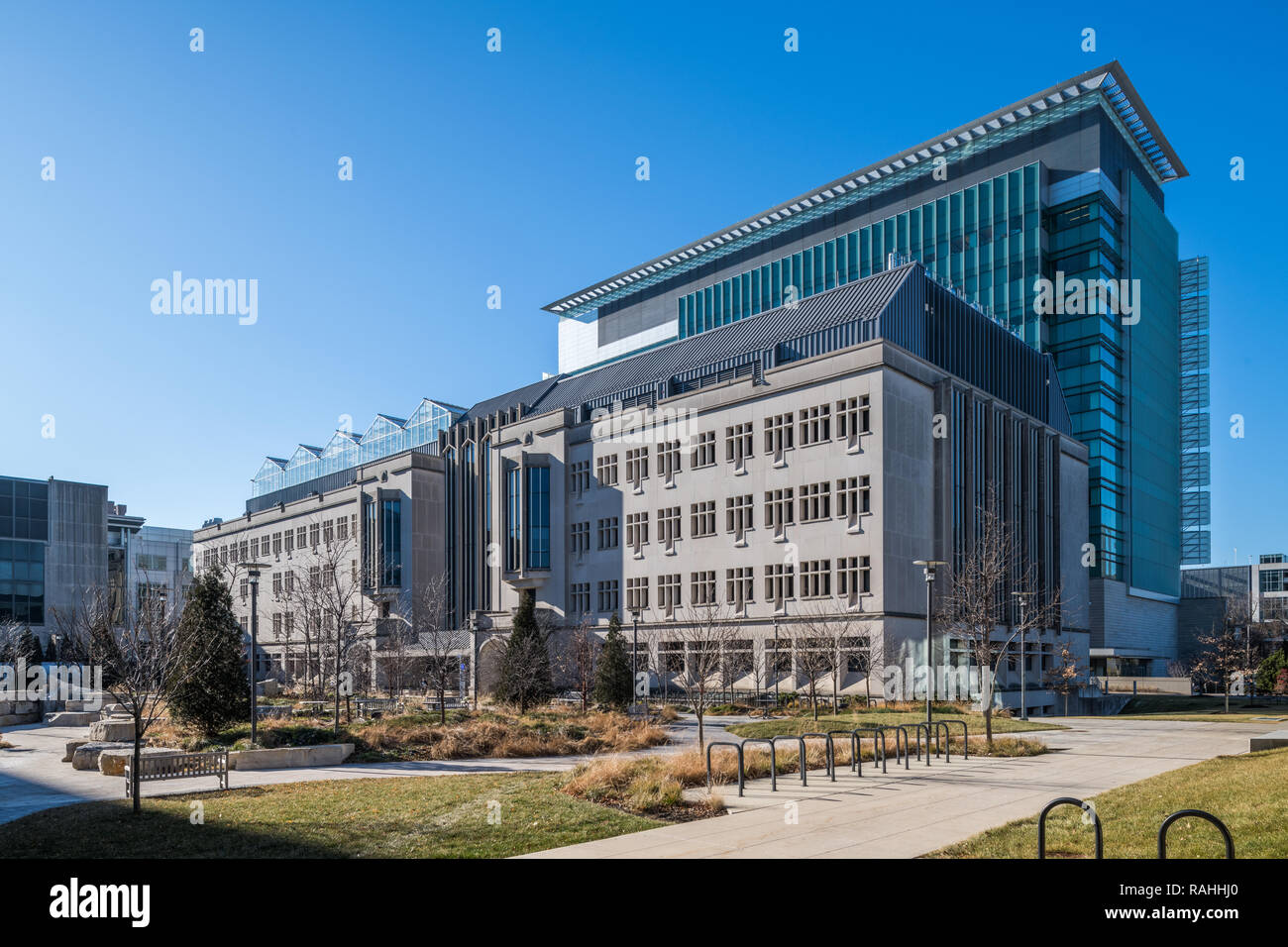 University chicago gothic building exterior hi-res stock photography ...