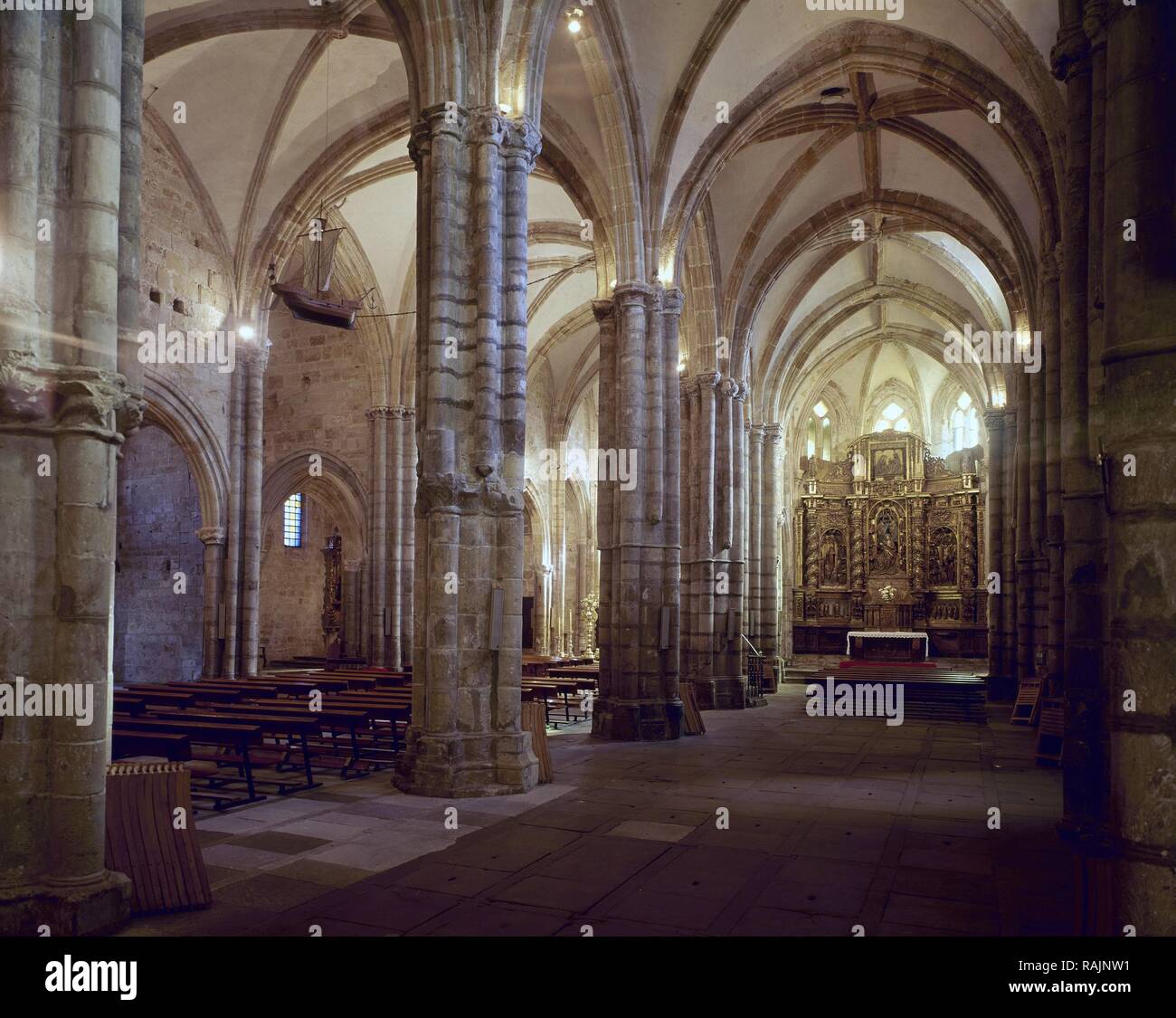 INTERIORNAVE LATERALS XIII ARQUITECTURA GOTICA CANTABRA. Location