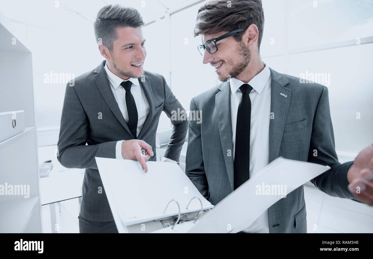 Discuss Info Two people look information hi-res stock photography and images - Alamy