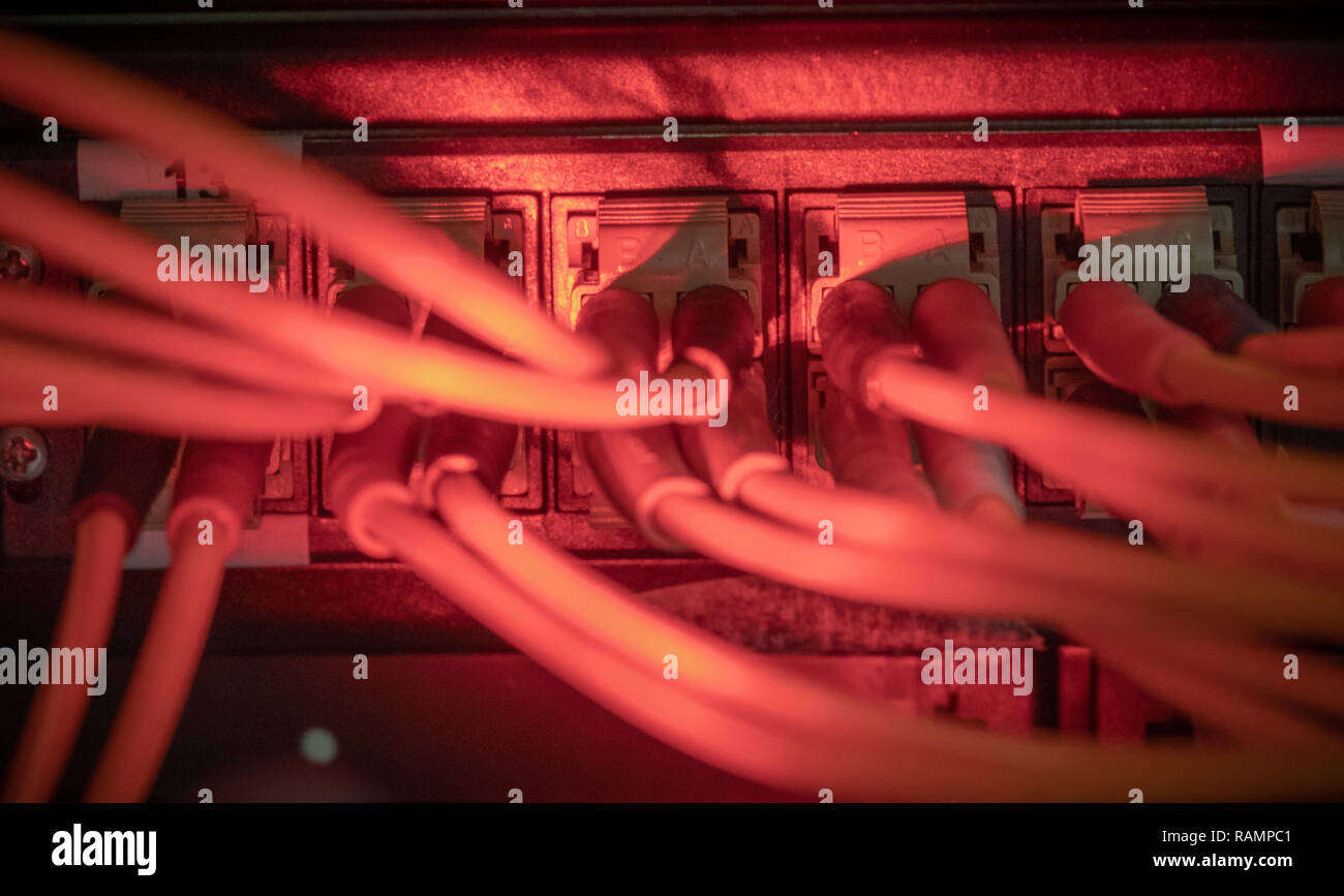 Berlin, Germany. 04th Jan, 2019. ILLUSTRATION - Fiber optic cables lead to an Internet switch in a server room. (to dpa: 'Federal government evaluates data leak as 'serious attack'' from 04.01.2019) Credit: Michael Kappeler/dpa/Alamy Live News Stock Photo