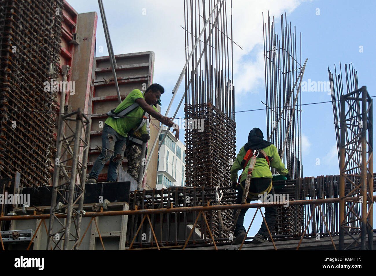 Quezon, Philippines. 4th Jan, 2019. Laborers work at a construction site in Quezon City, the Philippines, Jan. 4, 2019. The inflation in the Philippines decelerated to 5.1 percent in December 2018 from 6 percent in November 2018 amid a sharp drop in global oil prices, higher domestic rice supply and a slight recovery of the peso, the Philippine Statistics Authority (PSA) said on Friday. Credit: Rouelle Umali/Xinhua/Alamy Live News Stock Photo