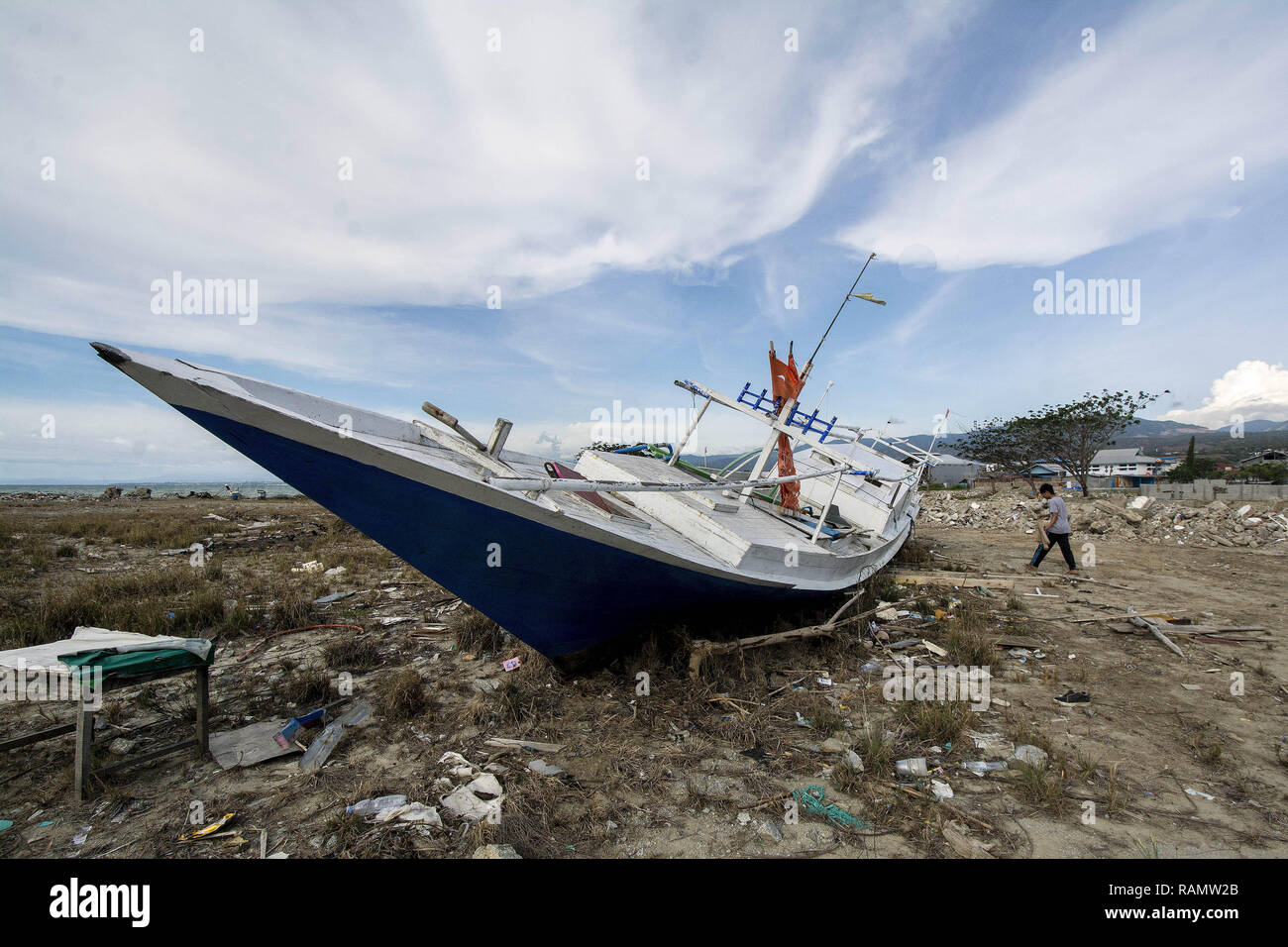 Palu, Indonesia. 04th Jan, 2019. Residents pick up the rest of the wood in the former location of the tsunami brunt on Talise Beach, Palu Bay, Central Sulawesi, Indonesia, Friday (01/04/2019). Until more than three months after the tsunami, a number of previously trapped areas have not been cleared due to limited equipment. The tsunami that struck on September 28 2018 resulted in more than 2,000 people being killed and more than 70,000 displaced. Credit: bmzIMAGES/Alamy Live News Stock Photo