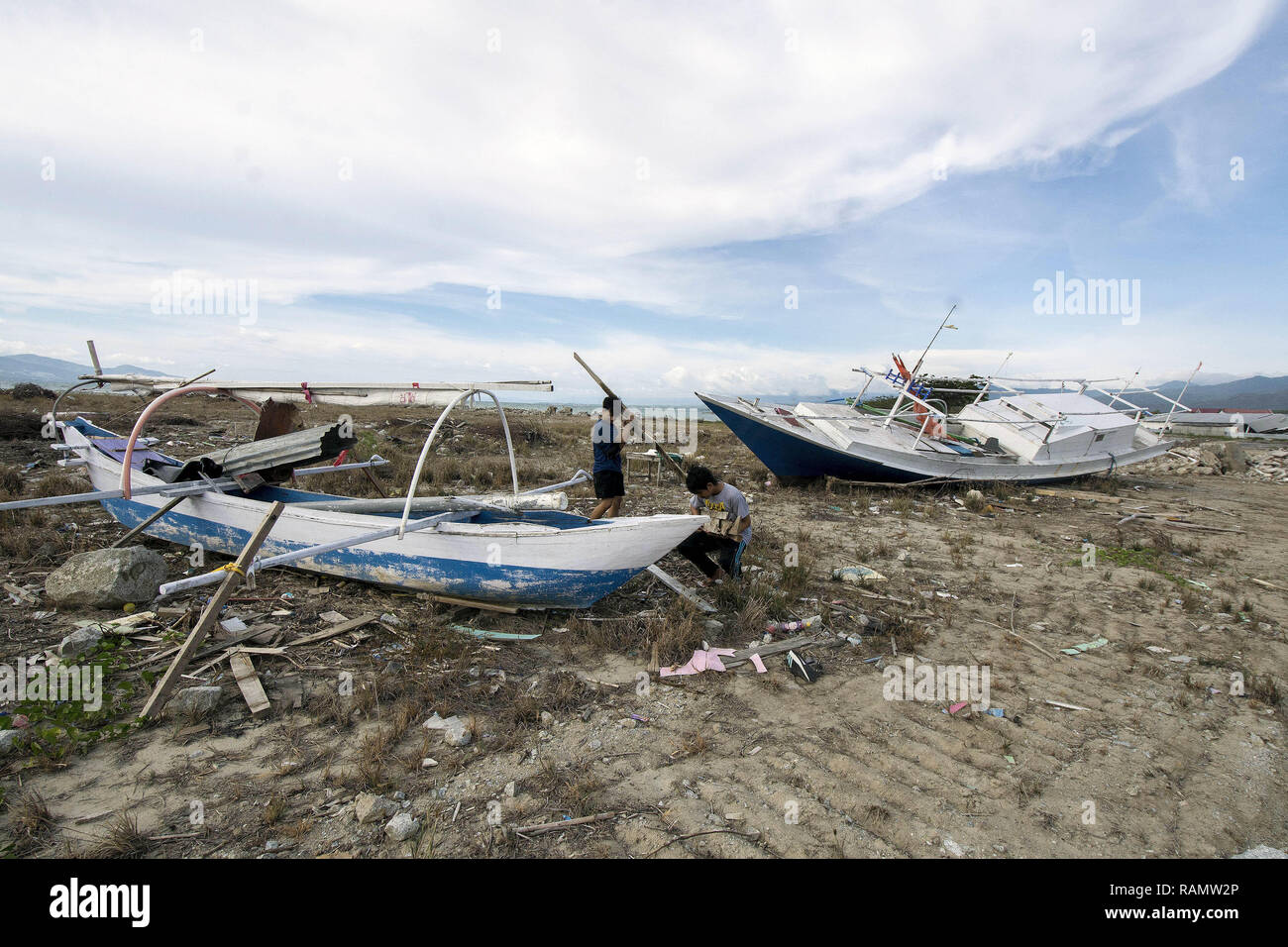 Palu, Indonesia. 04th Jan, 2019. Residents pick up the rest of the wood in the former location of the tsunami brunt on Talise Beach, Palu Bay, Central Sulawesi, Indonesia, Friday (01/04/2019). Until more than three months after the tsunami, a number of previously trapped areas have not been cleared due to limited equipment. The tsunami that struck on September 28 2018 resulted in more than 2,000 people being killed and more than 70,000 displaced. Credit: bmzIMAGES/Alamy Live News Stock Photo