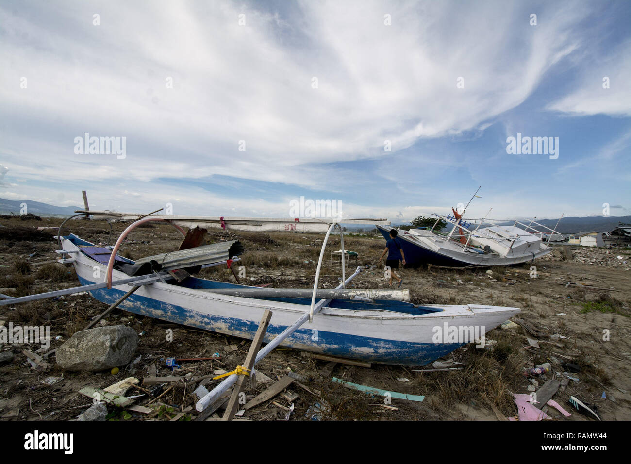 Palu, Indonesia. 04th Jan, 2019. Residents pick up the rest of the wood in the former location of the tsunami brunt on Talise Beach, Palu Bay, Central Sulawesi, Indonesia, Friday (01/04/2019). Until more than three months after the tsunami, a number of previously trapped areas have not been cleared due to limited equipment. The tsunami that struck on September 28 2018 resulted in more than 2,000 people being killed and more than 70,000 displaced. Credit: bmzIMAGES/Alamy Live News Stock Photo