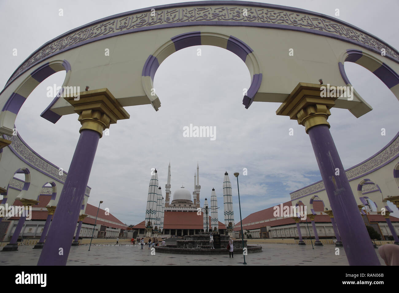 Semarang, Central Java, Indonesia. 2nd Jan, 2019. Residents are seen visiting the Central Java Grand Mosque (MAJT) complex in Semarang, Central Java.The mosque with a capacity of 15,000 worshipers is not only a center of worship and Islamic da'wah, it is also a favourite tourist destination in Semarang because it has a unique architecture with a blend of Javanese, Arabic and Roman styles. Credit: Adriana Adinandra/SOPA Images/ZUMA Wire/Alamy Live News Stock Photo