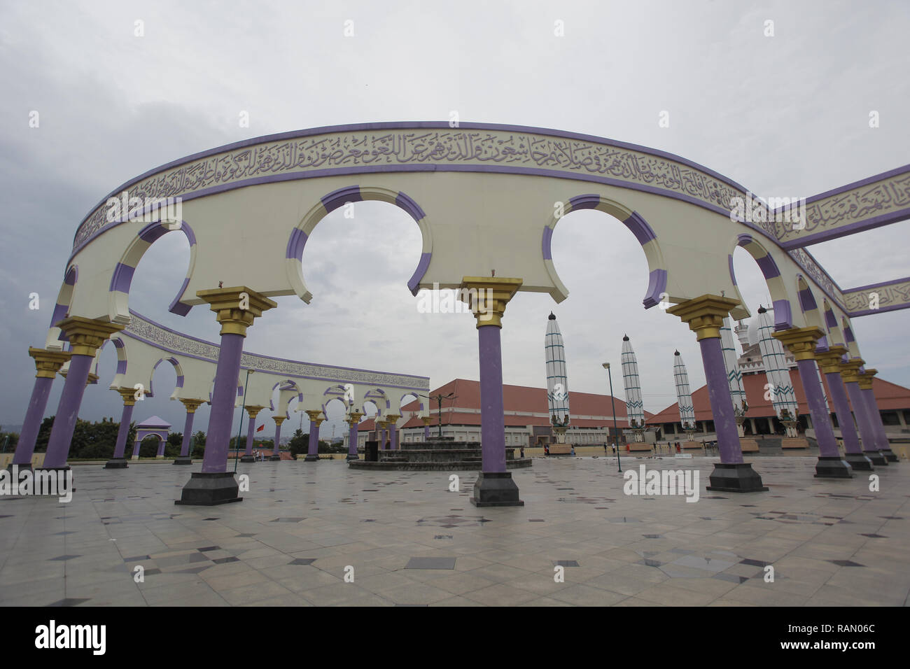 Semarang, Central Java, Indonesia. 2nd Jan, 2019. Residents are seen visiting the Central Java Grand Mosque (MAJT) complex in Semarang, Central Java.The mosque with a capacity of 15,000 worshipers is not only a center of worship and Islamic da'wah, it is also a favourite tourist destination in Semarang because it has a unique architecture with a blend of Javanese, Arabic and Roman styles. Credit: Adriana Adinandra/SOPA Images/ZUMA Wire/Alamy Live News Stock Photo