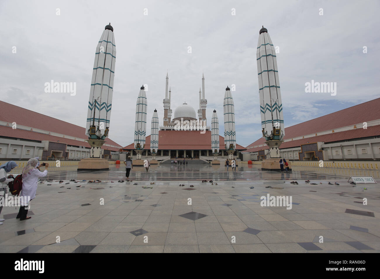 Semarang, Central Java, Indonesia. 2nd Jan, 2019. Residents are seen taking pictures with a smartphone at the Central Java Grand Mosque (MAJT) complex in Semarang, Central Java from aerial.The mosque with a capacity of 15,000 worshipers is not only a center of worship and Islamic da'wah, it is also a favourite tourist destination in Semarang because it has a unique architecture with a blend of Javanese, Arabic and Roman styles. Credit: Adriana Adinandra/SOPA Images/ZUMA Wire/Alamy Live News Stock Photo