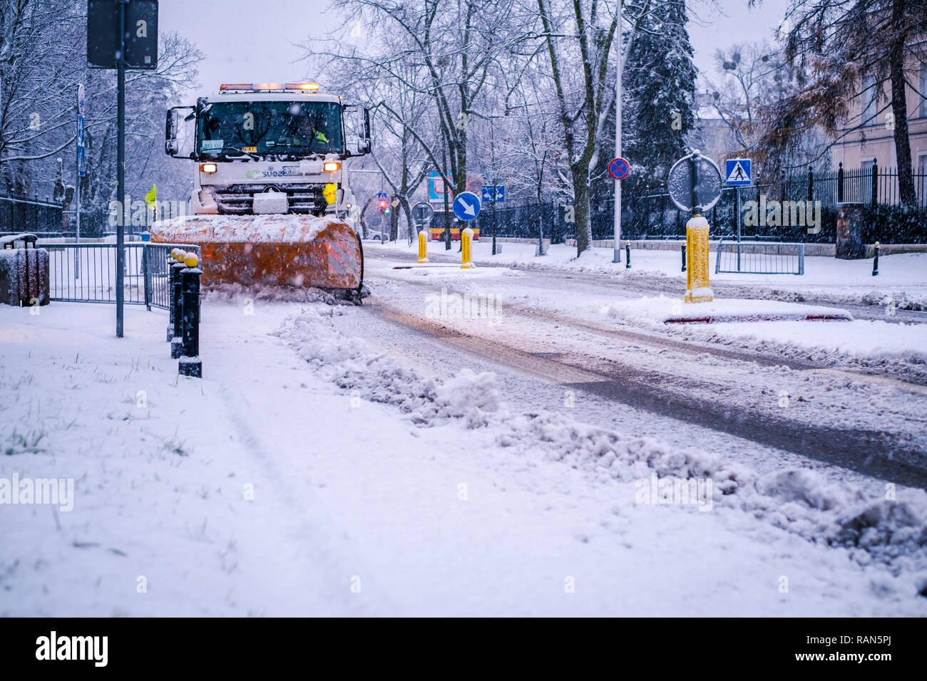 Warsaw, Poland. 5th January, 2019. Winter is back again. Snow plow is  struggling with fresh snowfall on streets of Mokotow, upscale district of  Warsaw. Robert Pastryk / Alamy Live News Stock Photo - Alamy