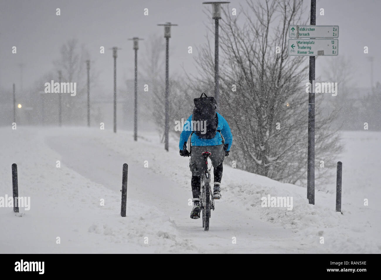 Munich Riem, Deutschland. 05th Jan, 2019. Wetterfeature-Fahrradkurier, Fahrradfahrer with backpack defies the snowdrifts and windbows on a snow-covered path in the Riemer Park.Radfahren in the snow Continuing snowfall on 05.01.2019, ensure snow chaos, traffic chaos, winter in Bavaria. | usage worldwide Credit: dpa/Alamy Live News Credit: dpa picture alliance/Alamy Live News Stock Photo