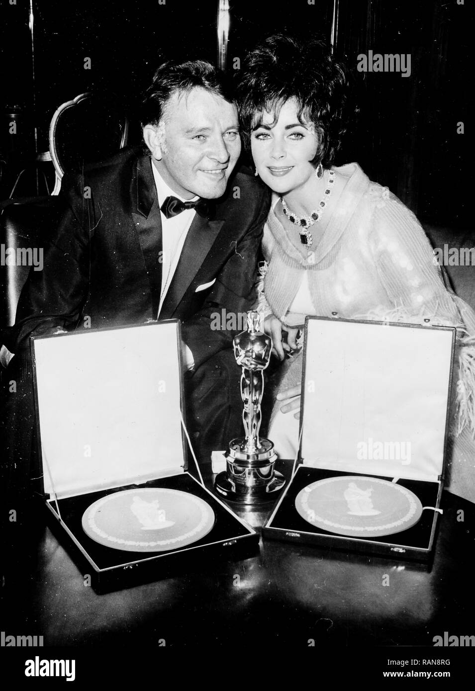 elizabeth taylor, richard burton, academy award for the movie Who's Afraid  of Virginia Woolf, 1966 Stock Photo - Alamy