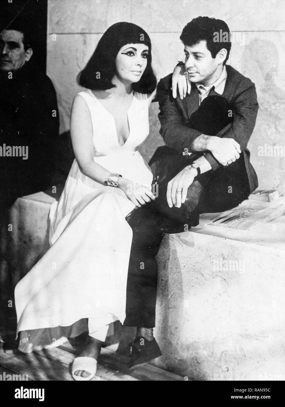 Elizabeth Taylor Eddie Fisher On Set Of The Movie Cleopatra 1962 Stock Photo Alamy Elizabeth Taylor Eddie Fisher On Set Of The Movie Cleopatra 1962 Stock Photo Alamy