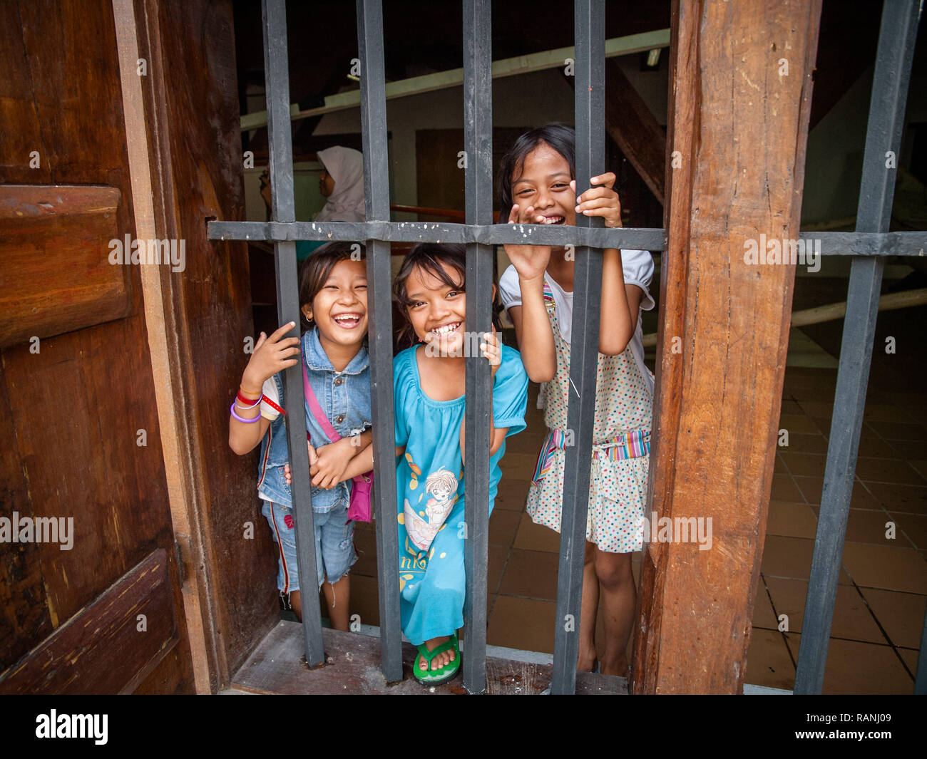Three girls from behind hi-res stock photography and images - Alamy