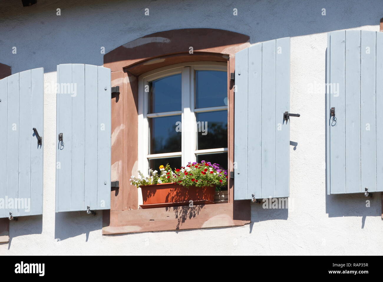 Altes fenster mit Fensterläden aus Holz im Stadtteil St. Arnual, Saarbrücken, Saarland, Deutschland Stock Photo