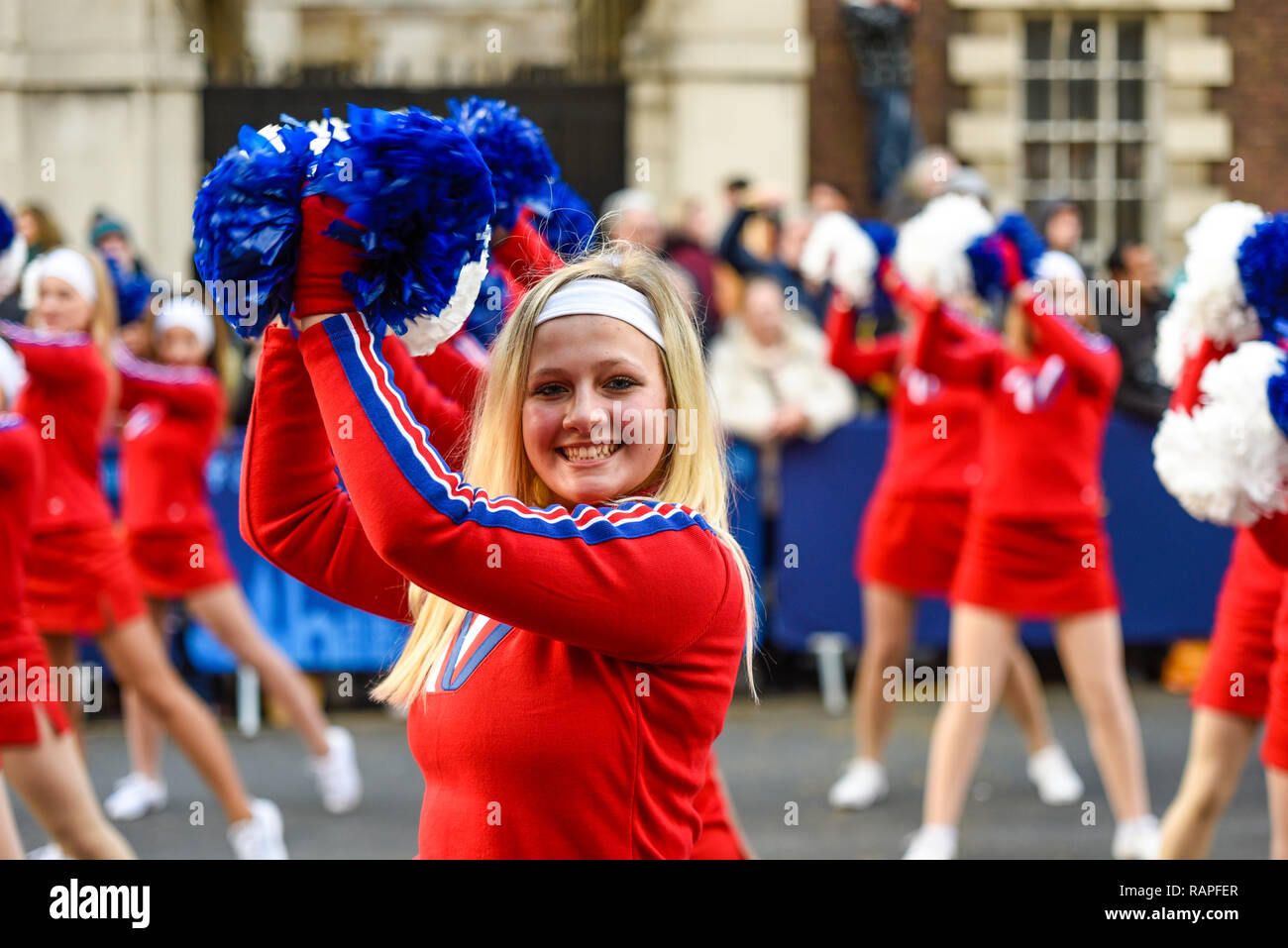 Pancevo - Serbia 17.06.2017. Gruppo di cheerleader danza sulla sfilata di  carnevale Foto stock - Alamy