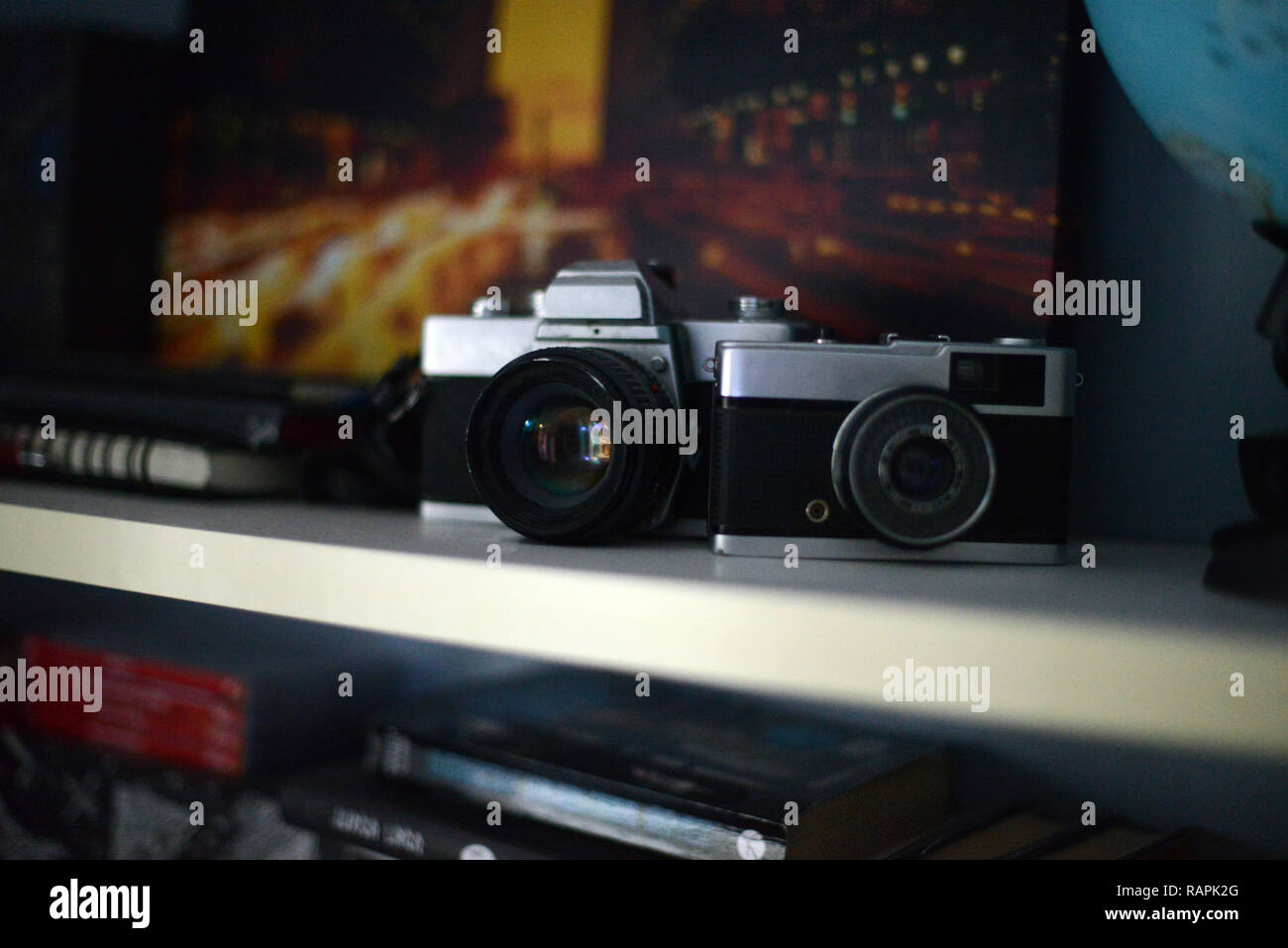 Vintage film cameras hires stock photography and images Alamy