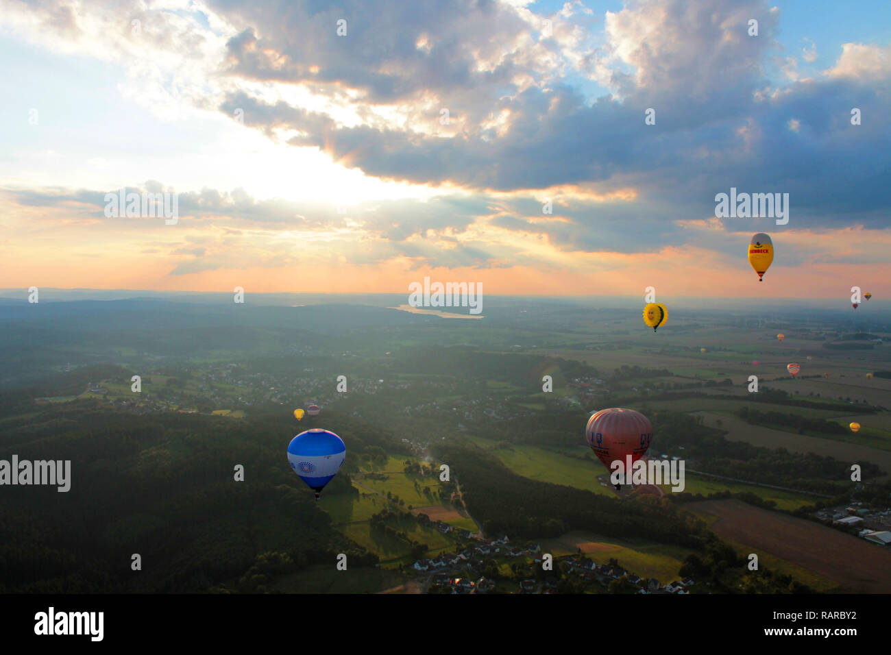 Heißluftballons vor Sonnenuntergang in Warstein Stock Photo