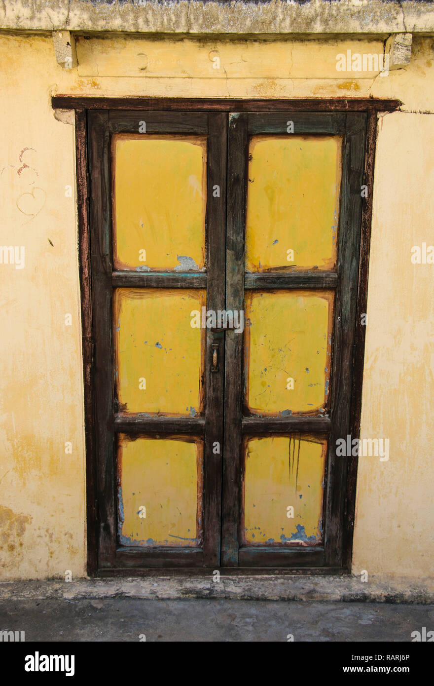 Old wooden door in a stone wall Stock Photo - Alamy