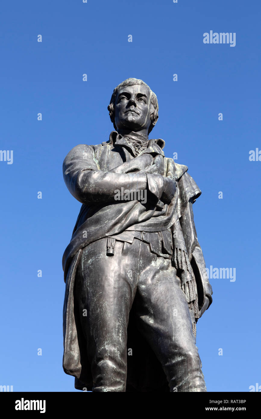 Statue in memory of Robert Burns at Leith in Edinburgh, Scotland. Burns was a poet and is known as the Bard of Ayrshire and Ploughman Poet. Stock Photo