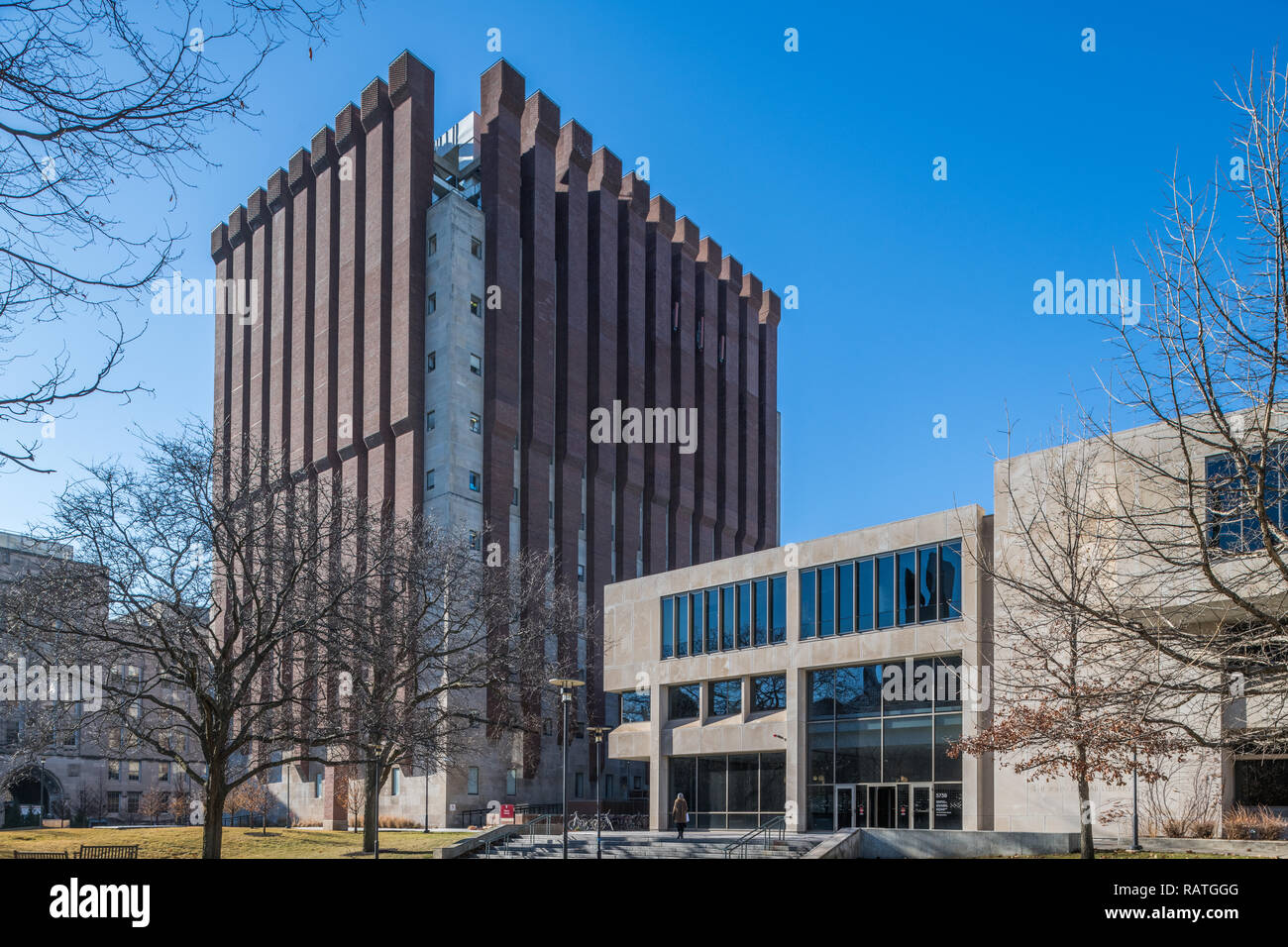 University chicago gothic building exterior hi-res stock photography ...