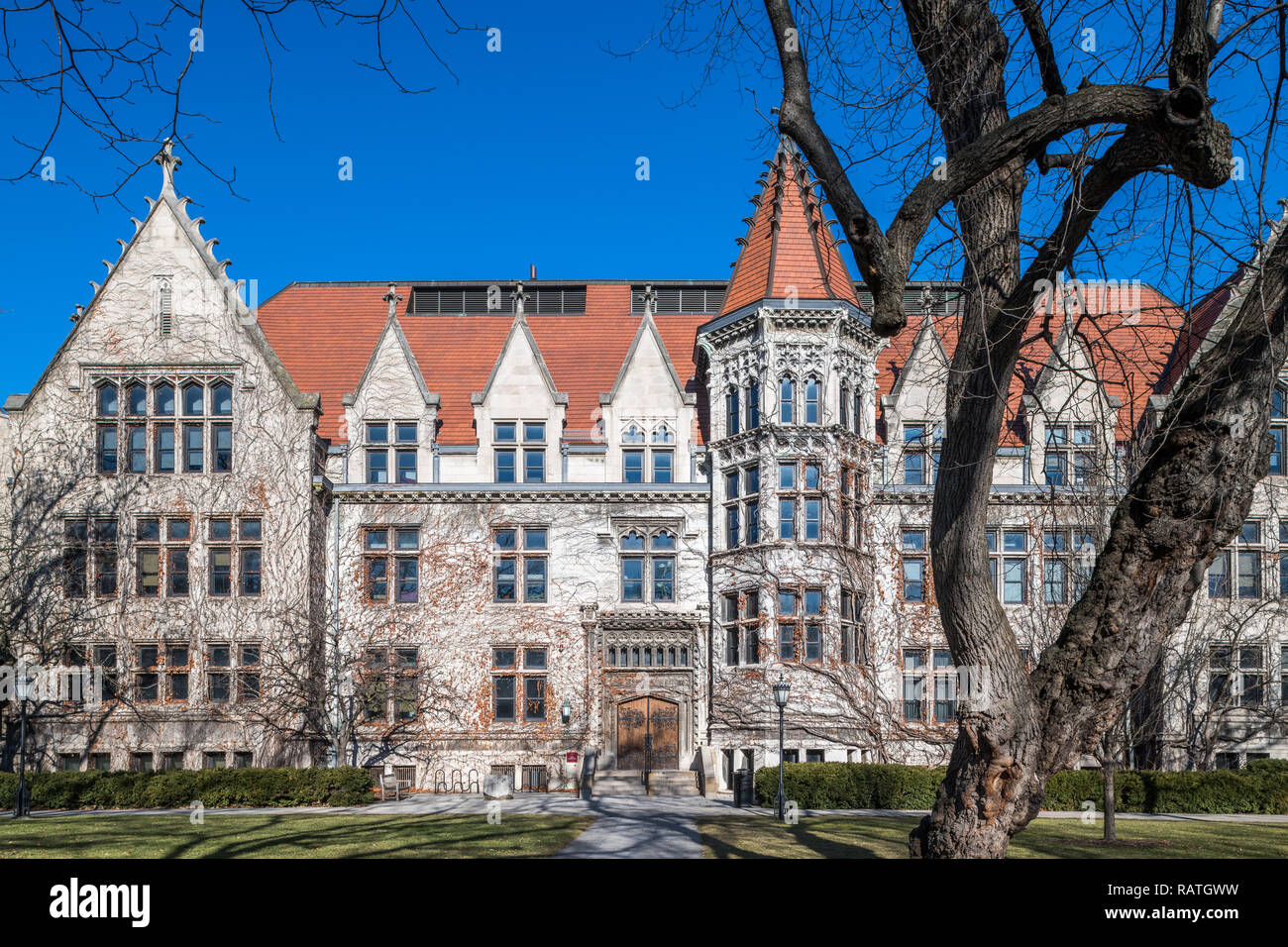 Buildings on the University of Chicago campus quadrangle Stock Photo ...