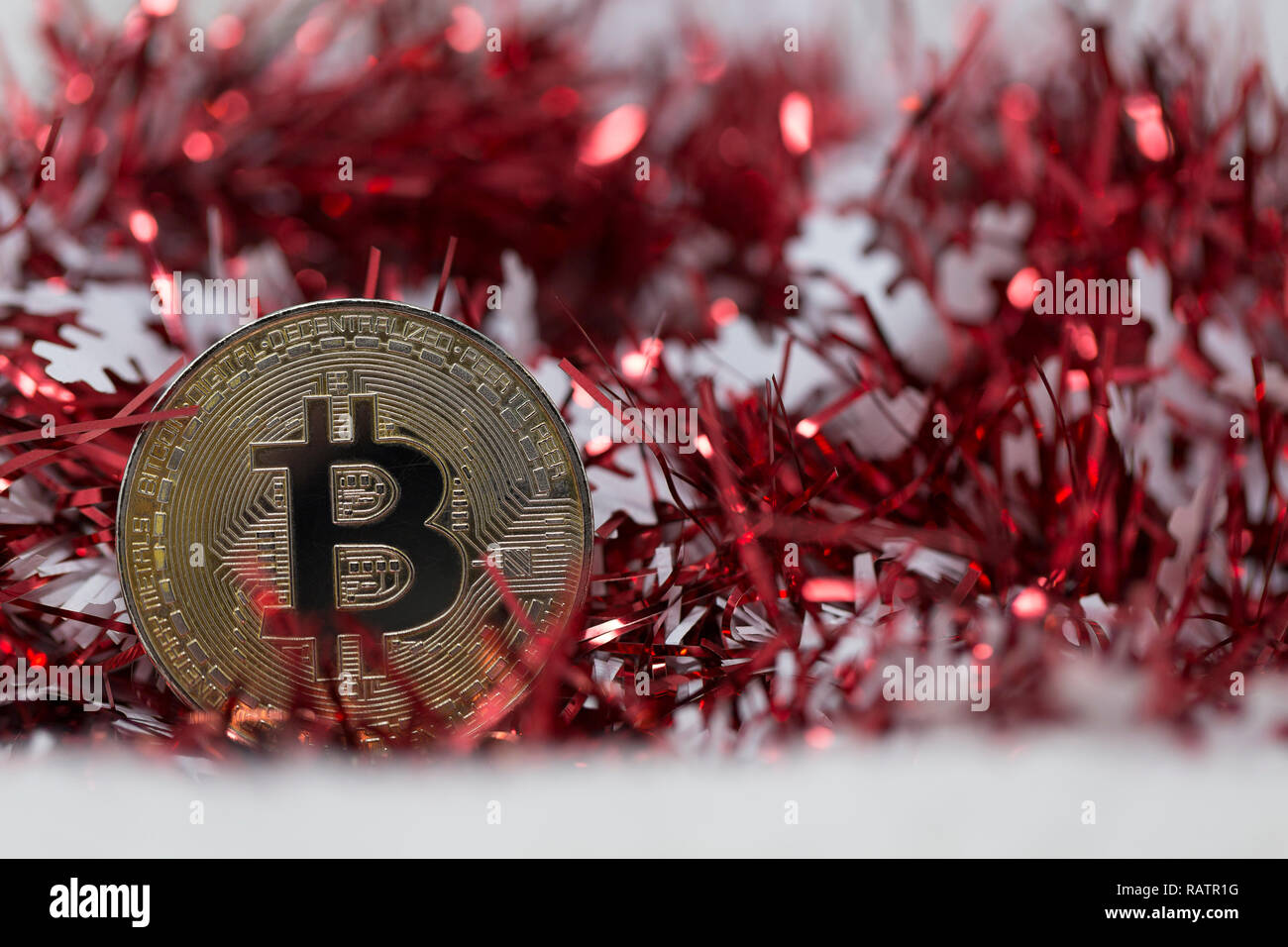 Currency garland hi-res stock photography and images - Alamy