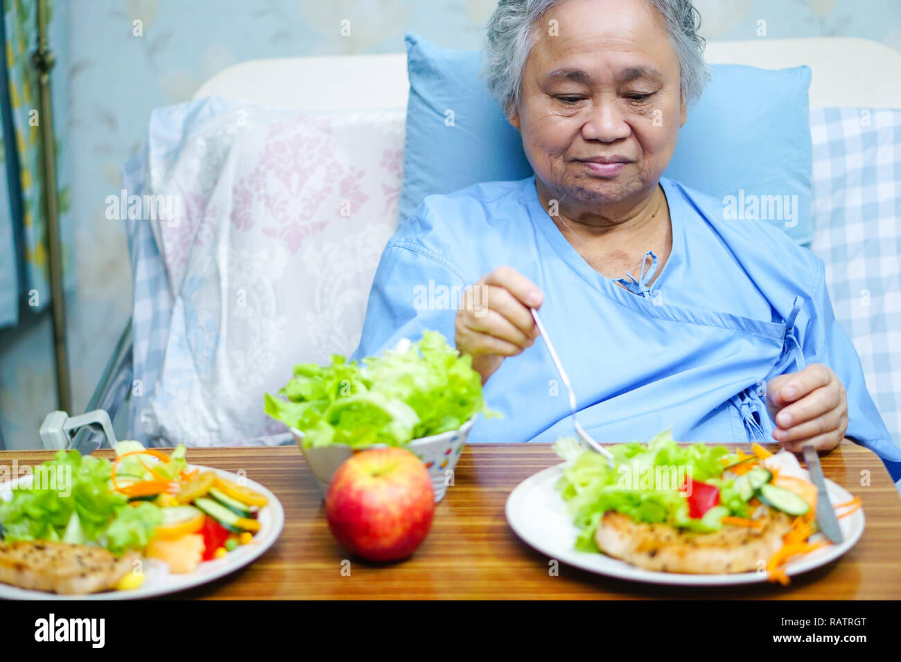 Senior hospital nurse eat hires stock photography and images Alamy