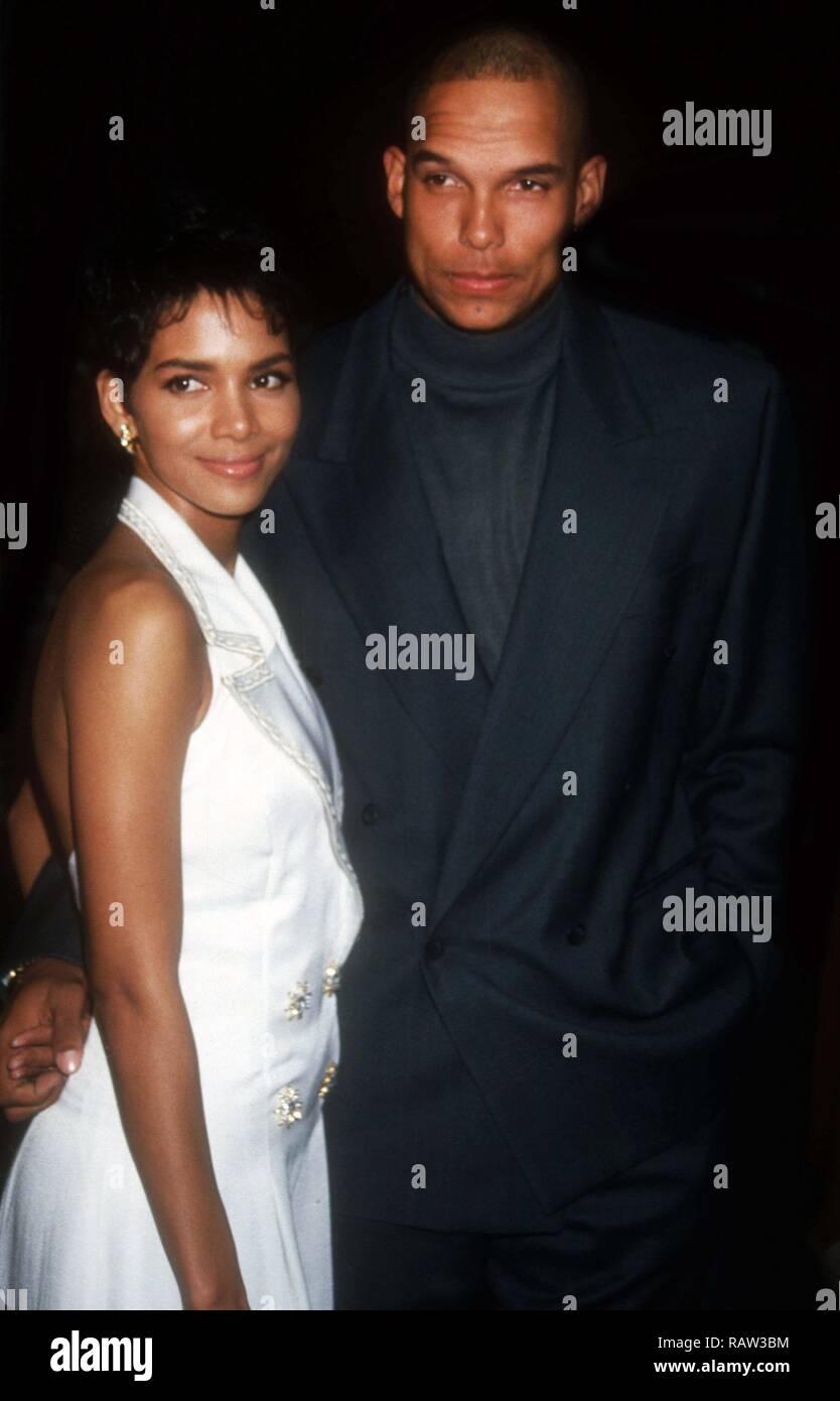 Photo : David Justice et Halle Berry le 11 janvier 1996. - Purepeople