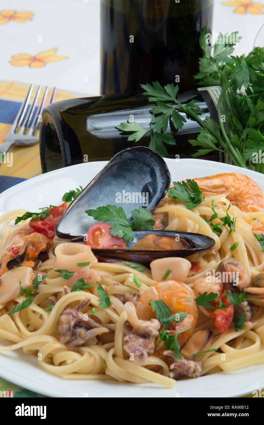 Typical Italian Pasta Recipe Spaghetti Allo Scoglio Spaghetti Pasta With Seaffod In Tomato Sauce Stock Photo Alamy