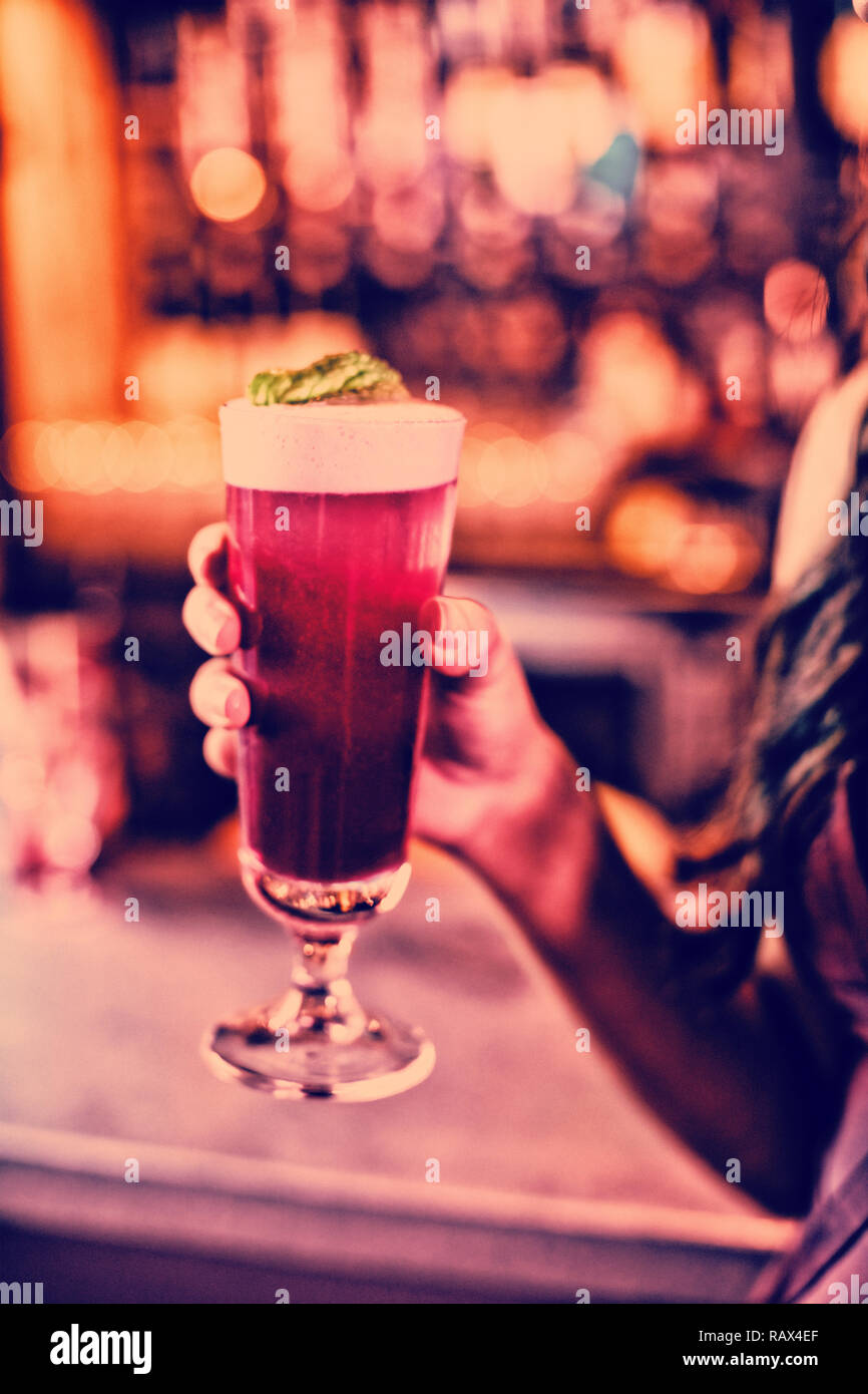 Holding cocktail glass hi-res stock photography and images - Alamy