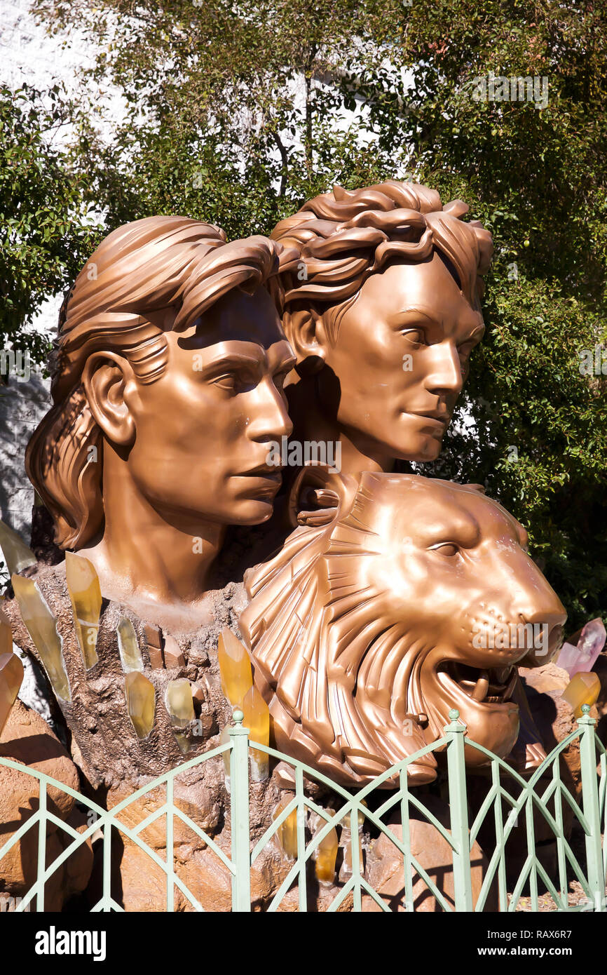 Siegfried And Roy With Their White Lion Bronze Statue Outside The