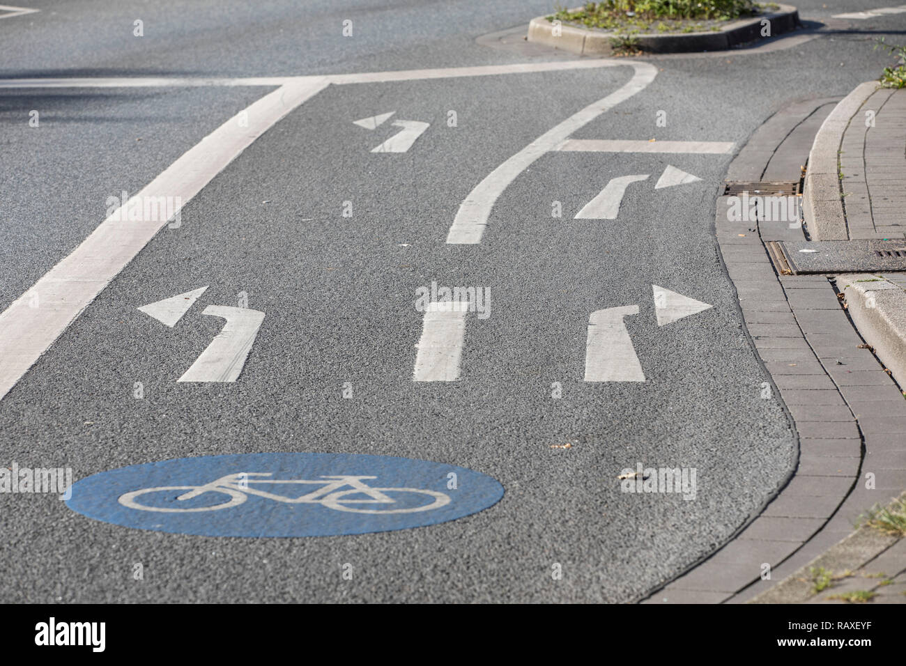 Innercity bike path, especially marked cycle paths, bicycle lanes, for