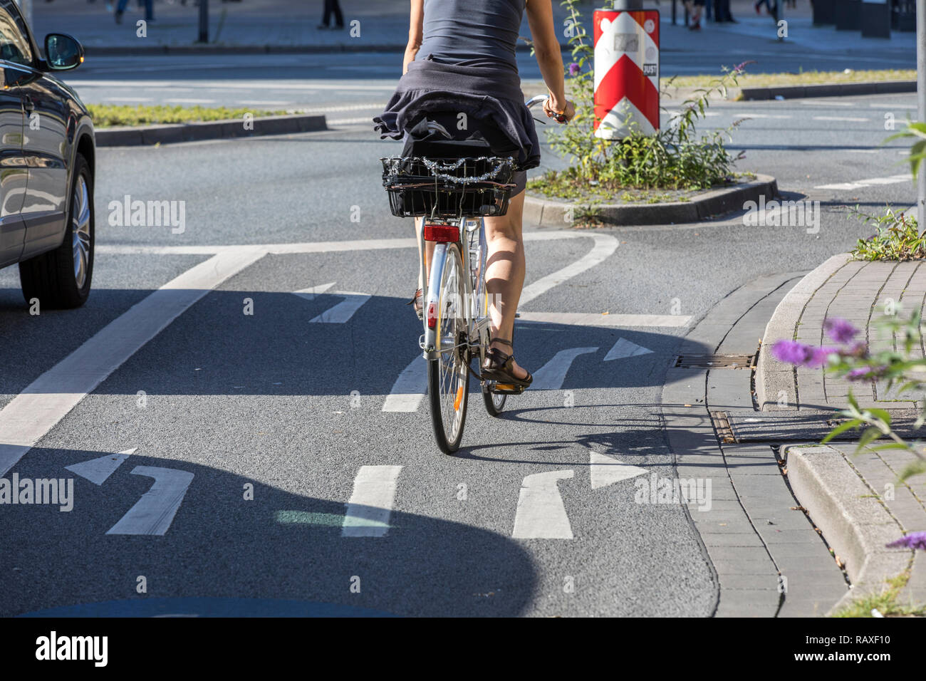 Innercity bike path, especially marked cycle paths, bicycle lanes, for