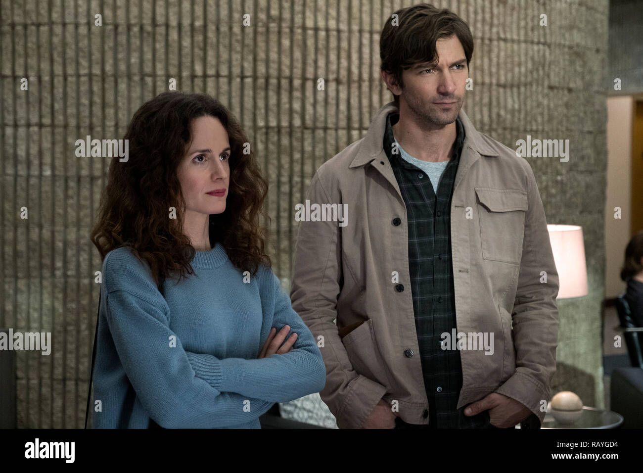 Elizabeth Reaser, Michiel Huisman, 'The Haunting of Hill House' Season 1 (2018)  Credit: Netflix / The Hollywood Archive Stock Photo