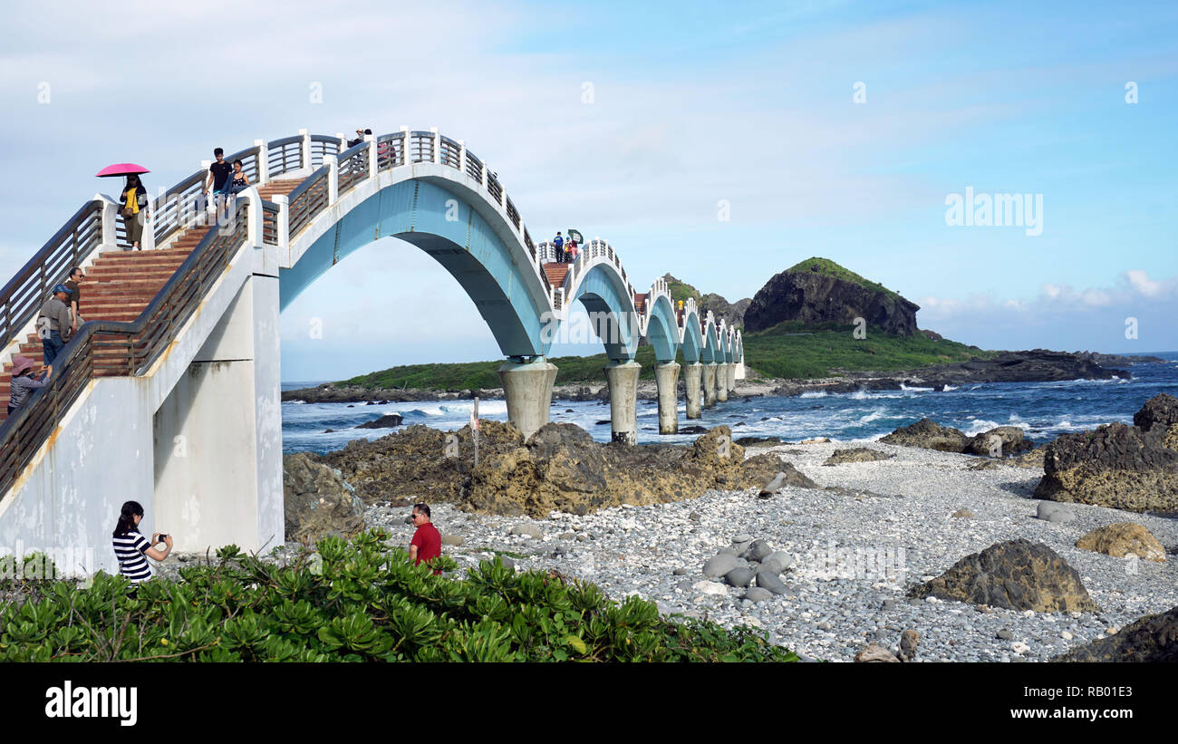 taitung-taiwan-dec-5-2018-sanxiantai-dragon-bridge-with-tourist