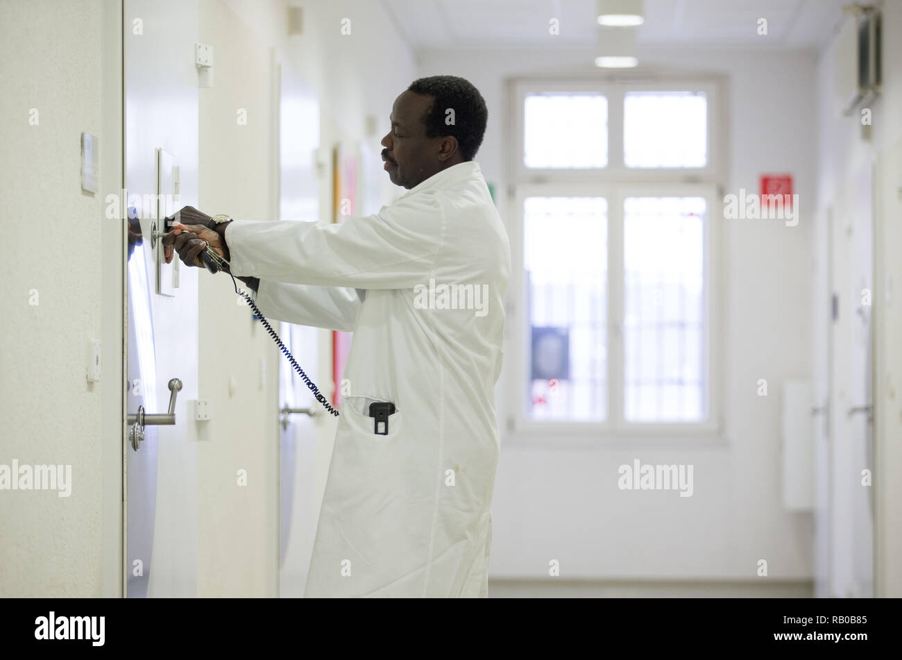 Lingen, Germany. 14th Dec, 2018. Salomon Nadjiri, senior prison doctor at  the prison hospital (JVK) Lingen, unlocks a secured door in the clinic. The  only judicial hospital for the federal states of