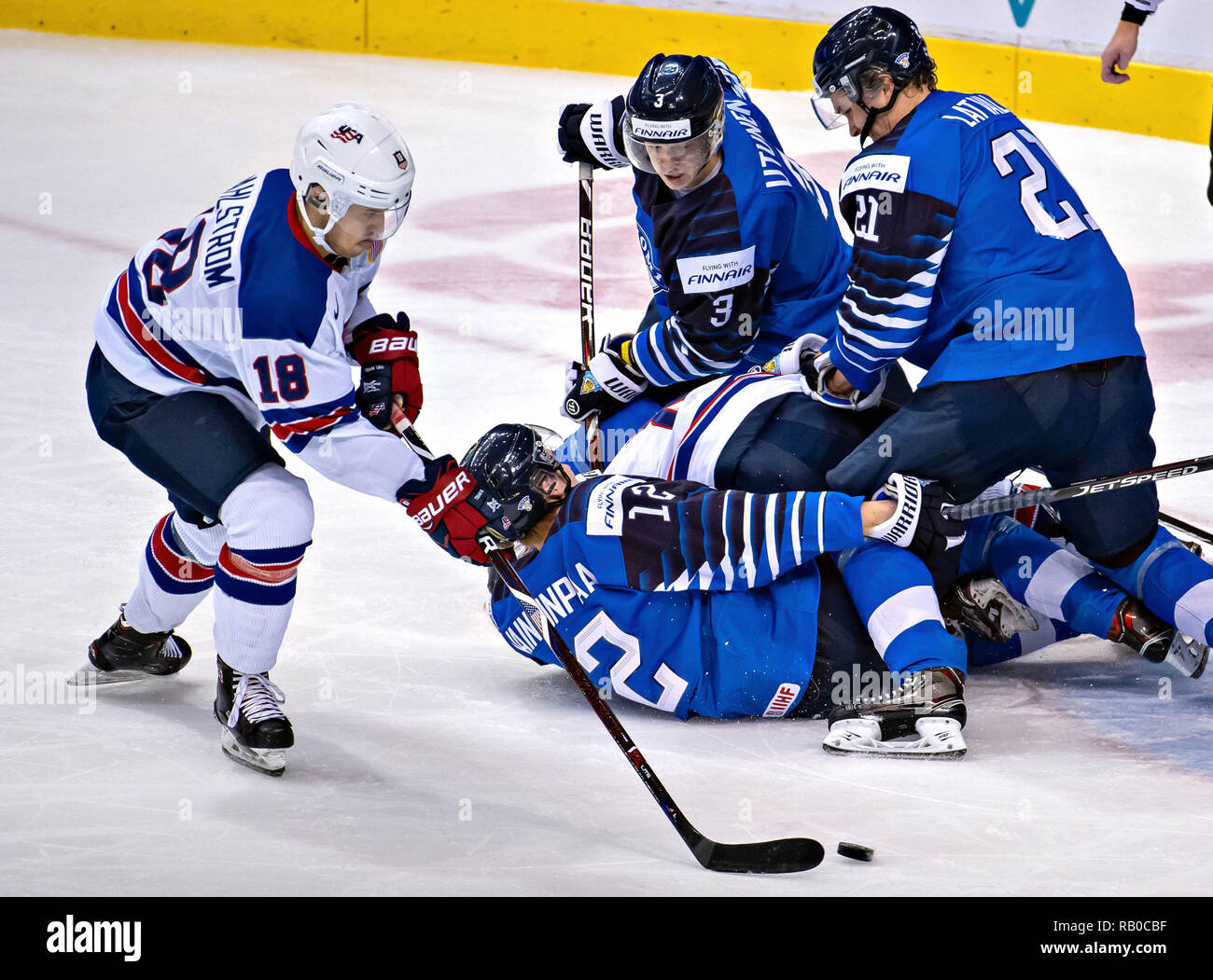 Vancouver. 6th Jan, 2019. Team USA's Oliver Wahlstrom (L) competes during a match against Finland at the IIHF World Junior Championships in Vancouver, Canada, January, 5, 2019. Credit: Andrew Soong/Xinhua/Alamy Live News Stock Photo