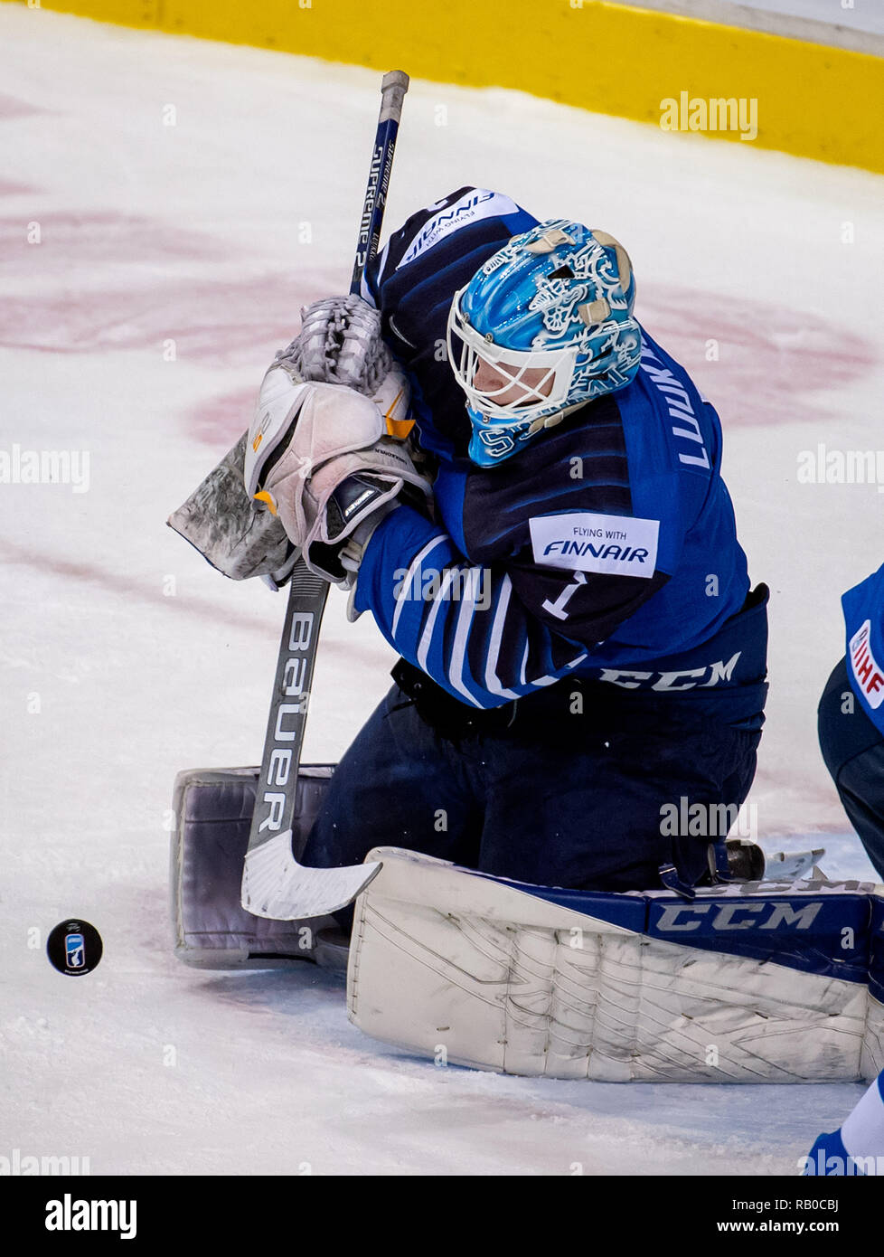 Vancouver. 6th Jan, 2019. Finland's goalie Ukko-Pekka Luukkonen stops the puck during a match against USA at the IIHF World Junior Championships in Vancouver, Canada, January, 5, 2019. Credit: Andrew Soong/Xinhua/Alamy Live News Stock Photo