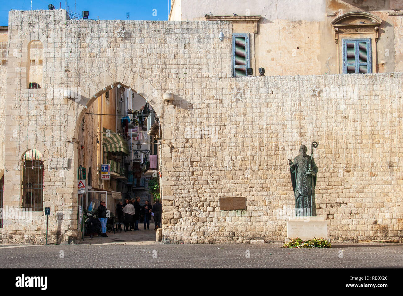 San Nicola, Saint Nicholas bronze statue donated by Putin, Bari old ...