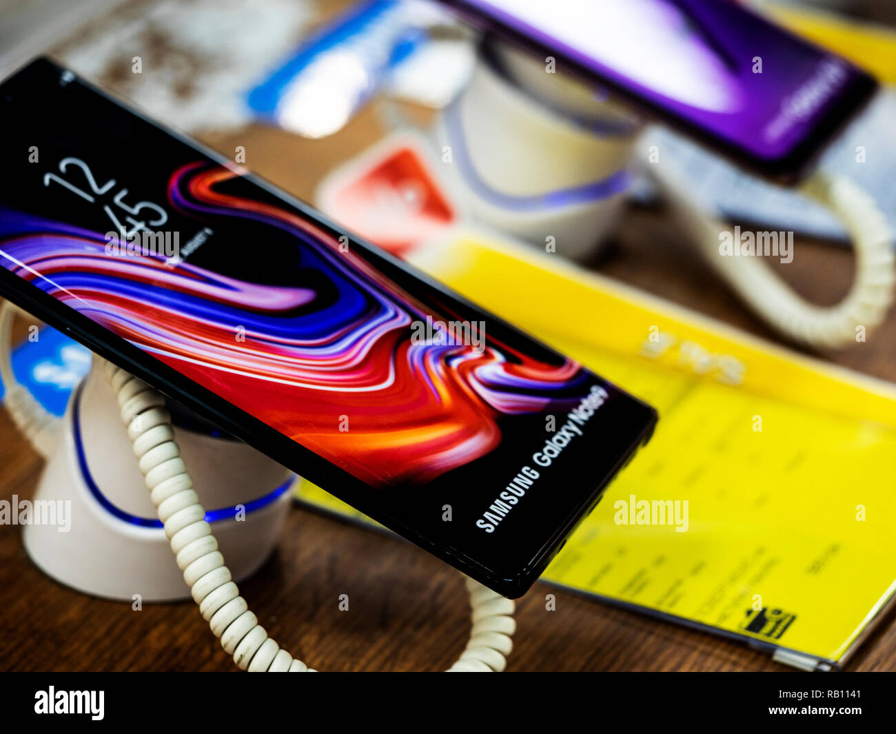 Samsung Galaxy Note 9 phone seen in the store Stock Photo - Alamy