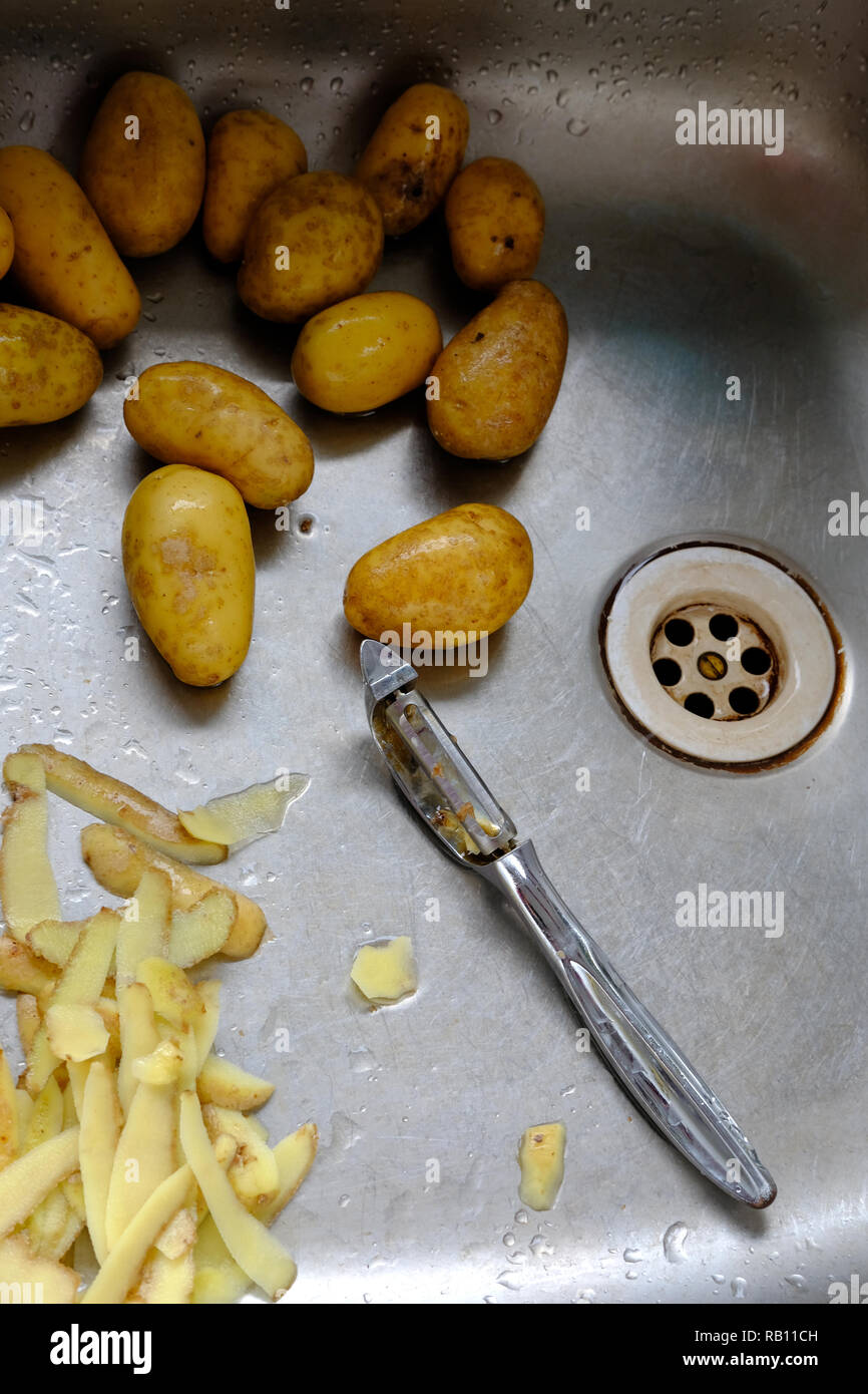 https://c8.alamy.com/comp/RB11CH/peeling-potatoes-RB11CH.jpg