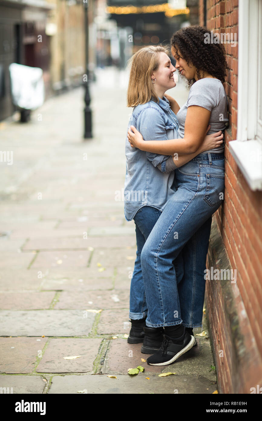 Lesbian couple kissing in the street Stock Photo - Alamy