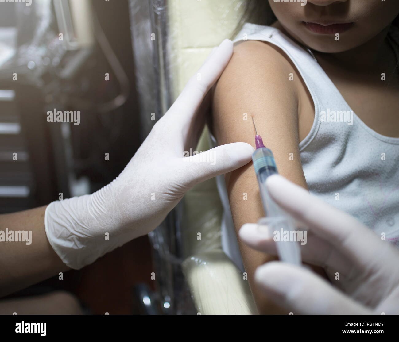 Doctor inject kid patient hi-res stock photography and images - Alamy