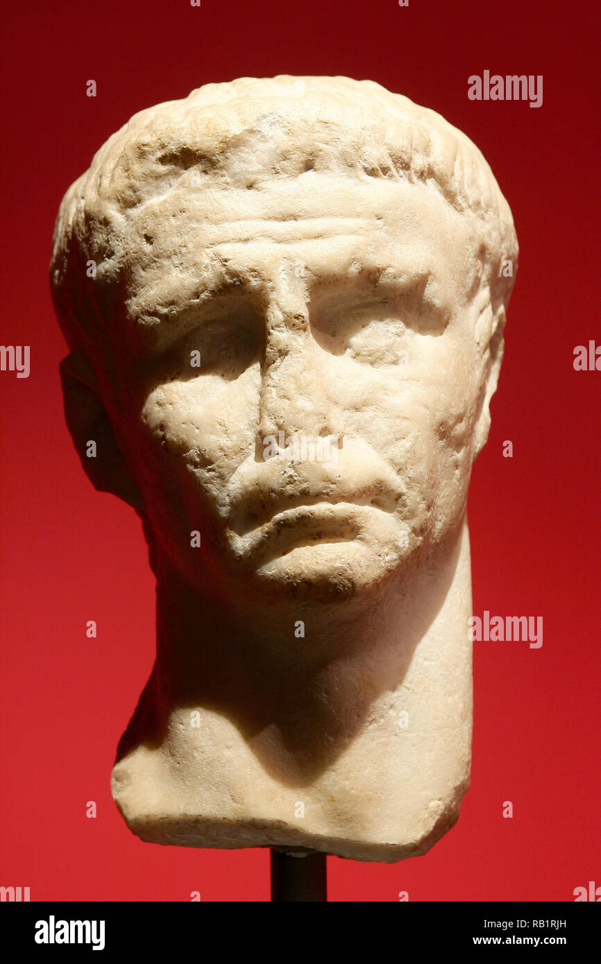 Busto da época romana do imperador Cláudio, em exposição no  Museu Arqueológico da Cripta, em Alcácer do Sal, Alentejo, Portugal. Stock Photo