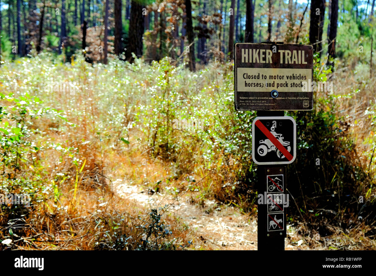 Skæbne opføre sig Diverse varer Hiker Trail sign at the Sam Houston National Forest in Texas prohibiting  motor vehicles, horses, and pack stock from using the hiking trail Stock  Photo - Alamy