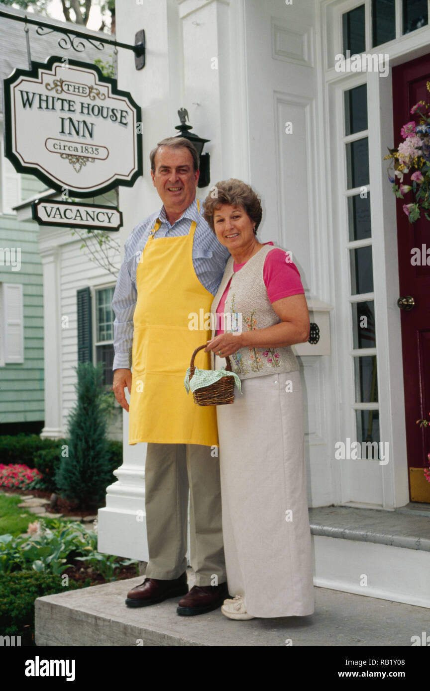 White hpuse inn hi-res stock photography and images - Alamy