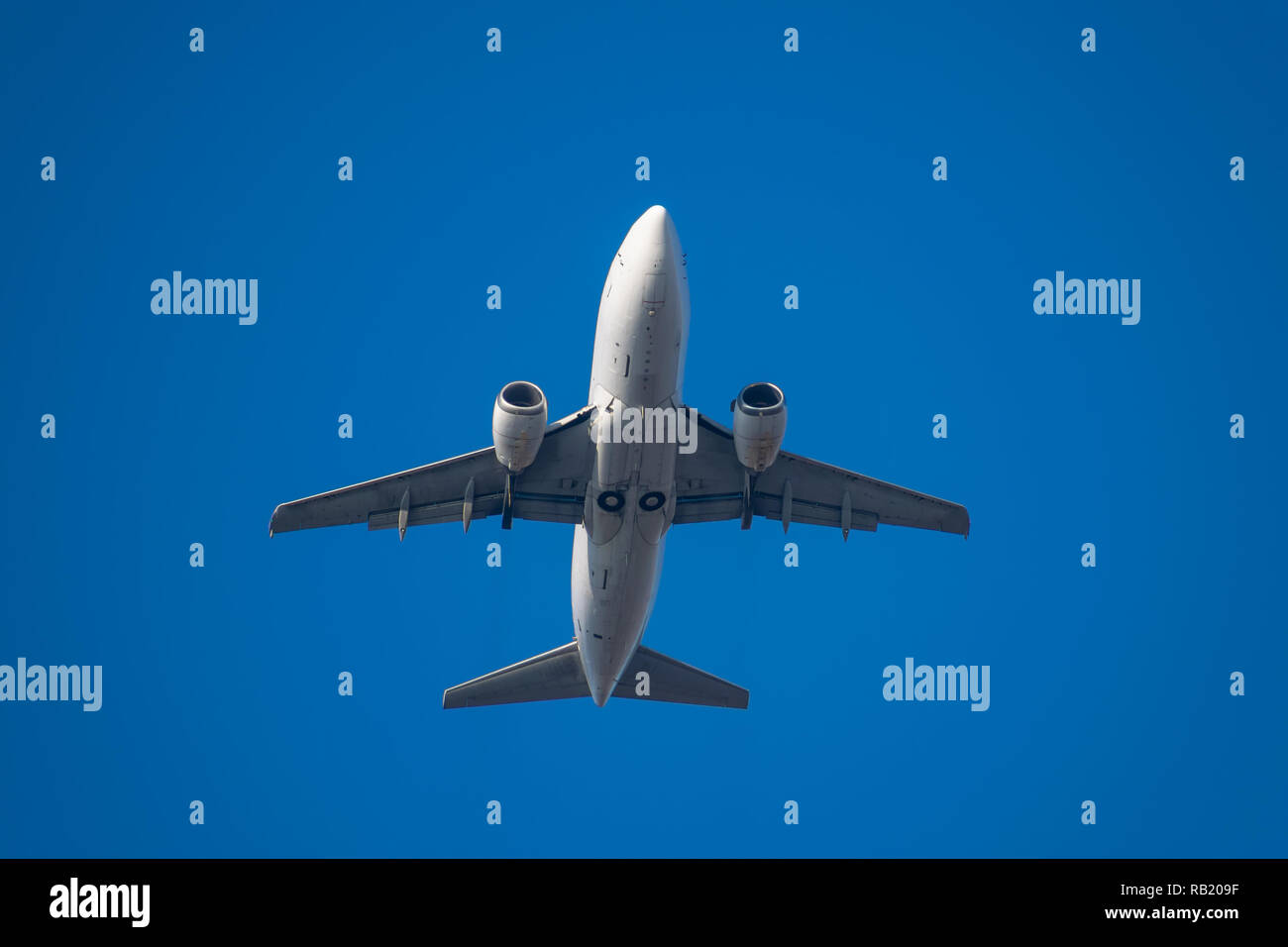 Airplane taking off front view hi-res stock photography and images - Alamy